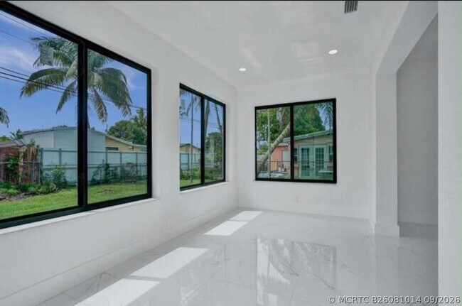 Building Photo - 2301 Alcazar Dr