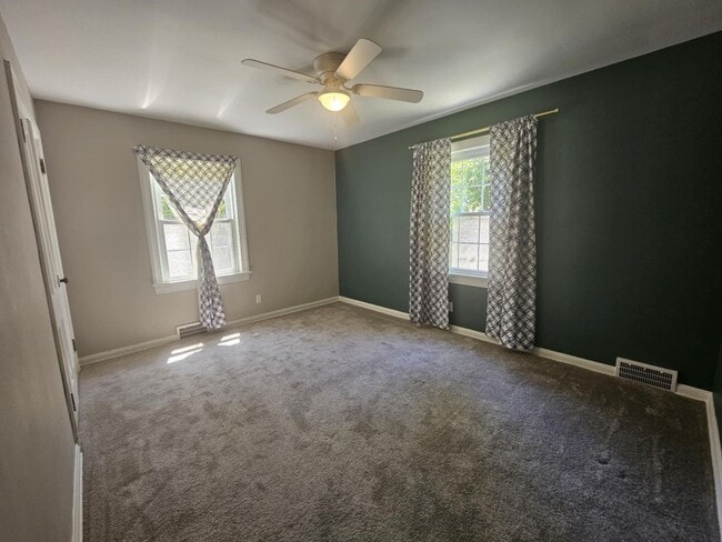 Building Photo - Spacious 5-Bedroom 2.5 Bath Home