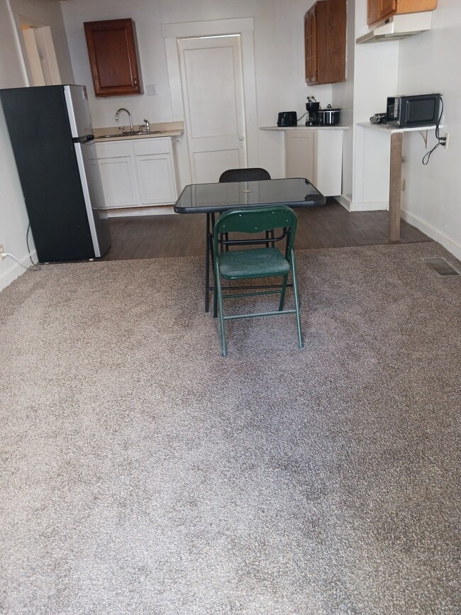 Building Photo - 812 W Main St