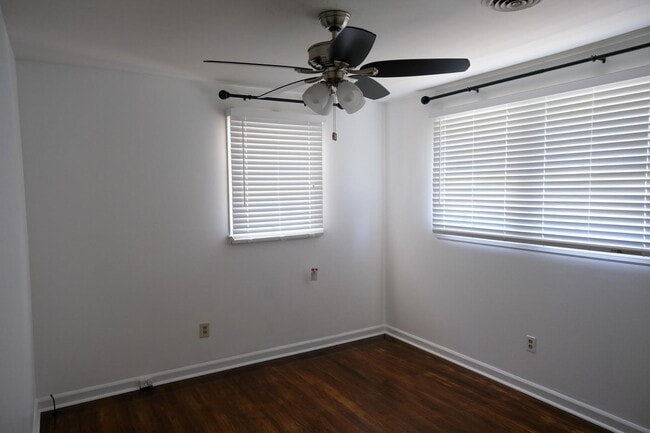 Building Photo - Charming 3/1.5 ranch style house!