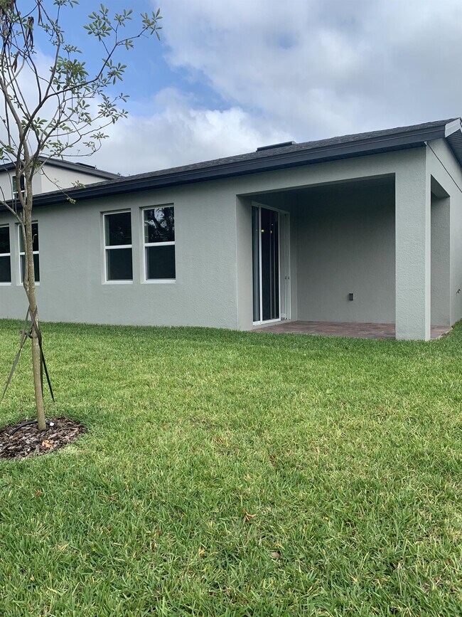 Building Photo - 5563 Sabal Dr