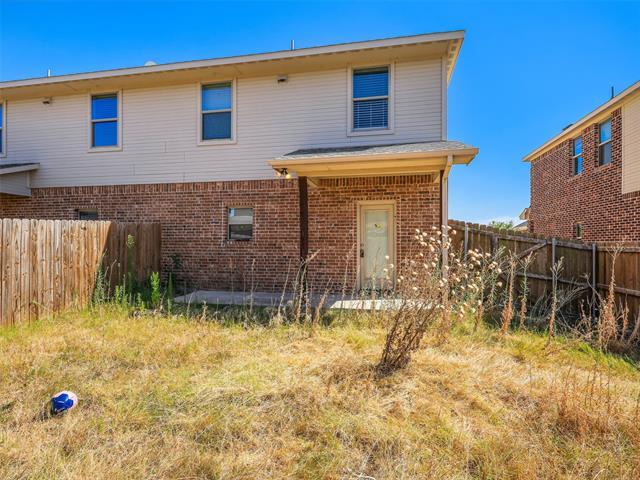 Building Photo - 4916 Villas Dr