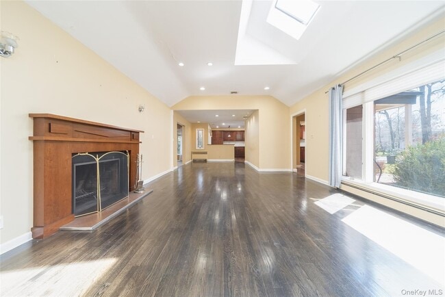 Building Photo - 143 Round Hill Rd