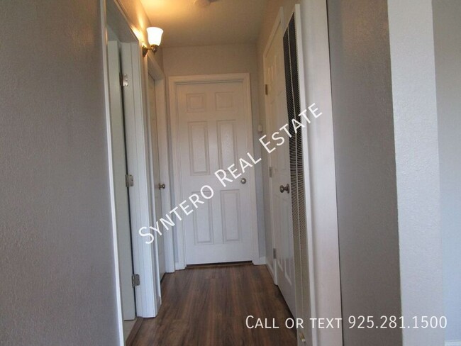 Building Photo - Upstairs 2 Bedroom/1 Bath Apartment with G...