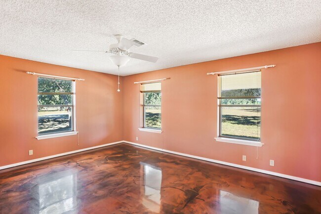 Building Photo - Hill Country Retreat