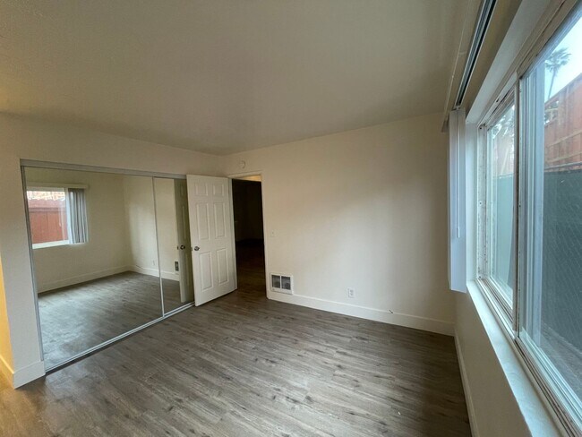 Building Photo - 1 Bedroom Just Blocks From the Ocean