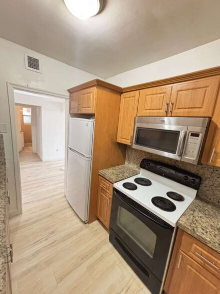 Building Photo - 3033-3033 NW 15th St