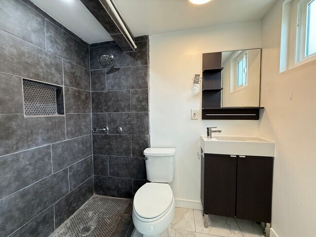 Building Photo - Charming Long Beach Home with Bonus Spaces!