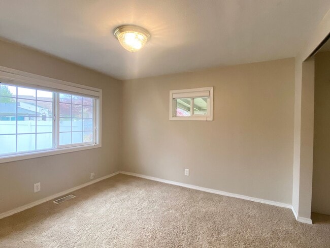 Building Photo - DOWNTOWN Covington home w/ basement