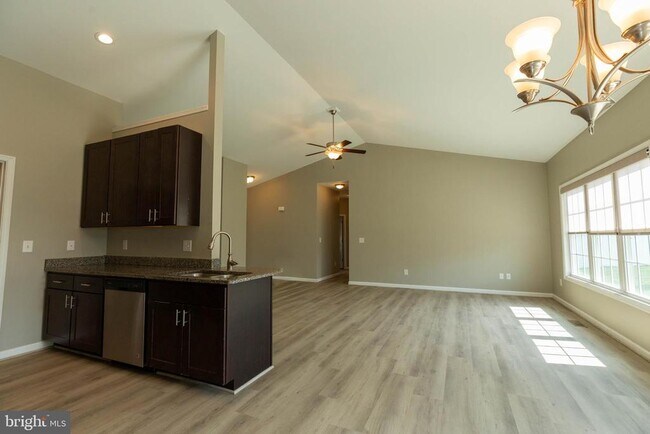 Building Photo - 438 Ives St