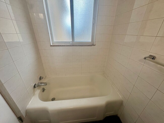 Building Photo - Charming 2 Bedroom Upper Unit onsite Laundry!