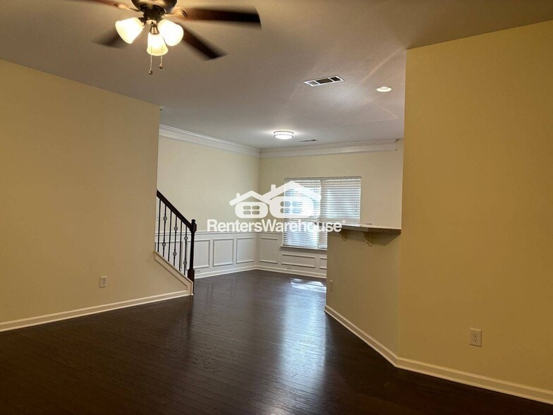 Building Photo - 570 Oakside Pl