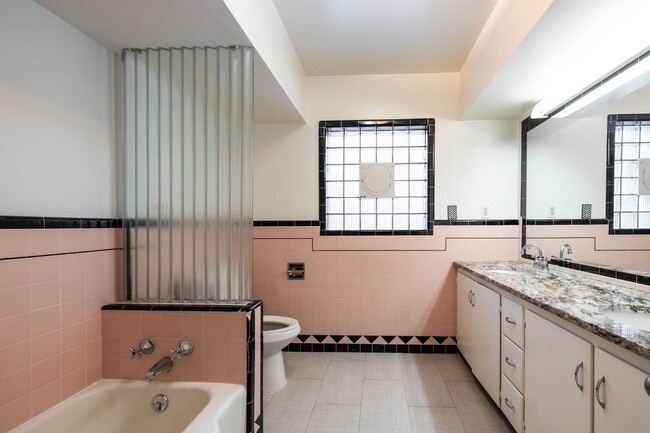 Building Photo - R134IC