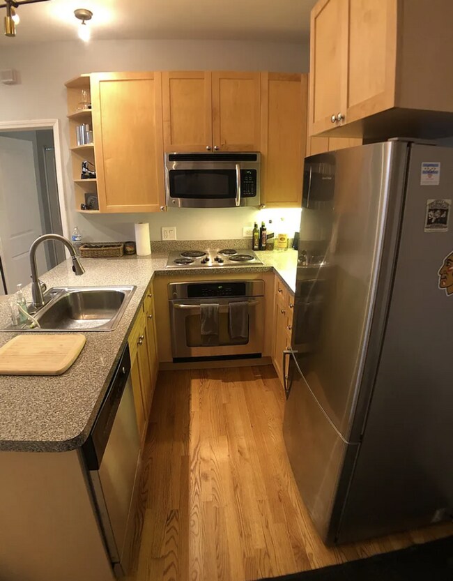 Interior Photo - 1821 N Hermitage