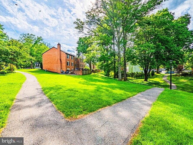 Building Photo - 29 Longmeadow Dr
