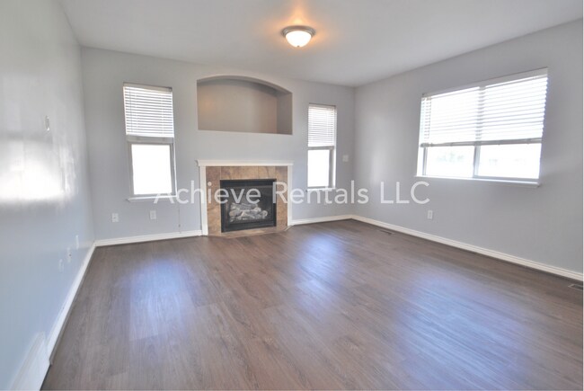 Building Photo - 564 800 E