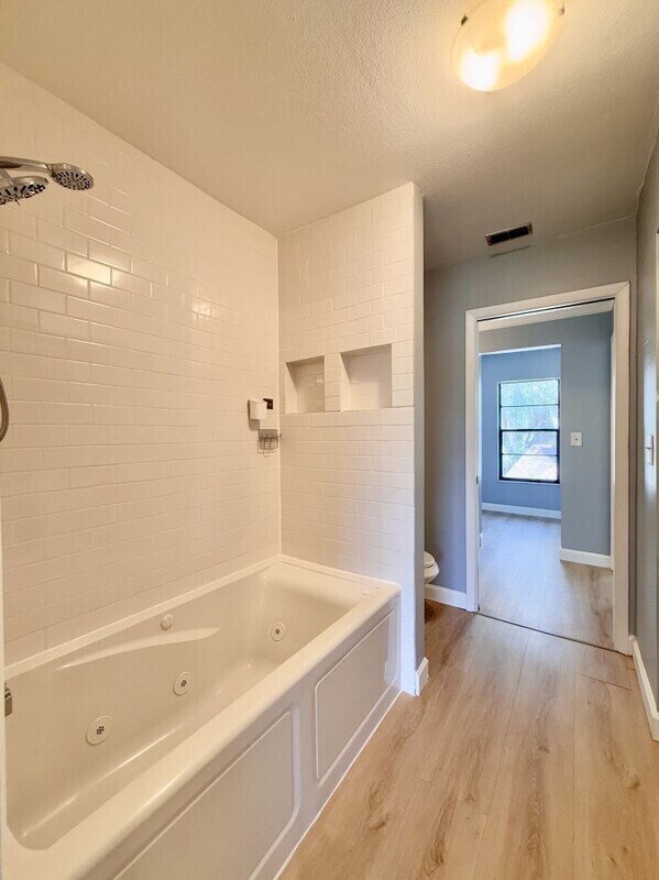 Building Photo - 817 Fairwood Forest Dr