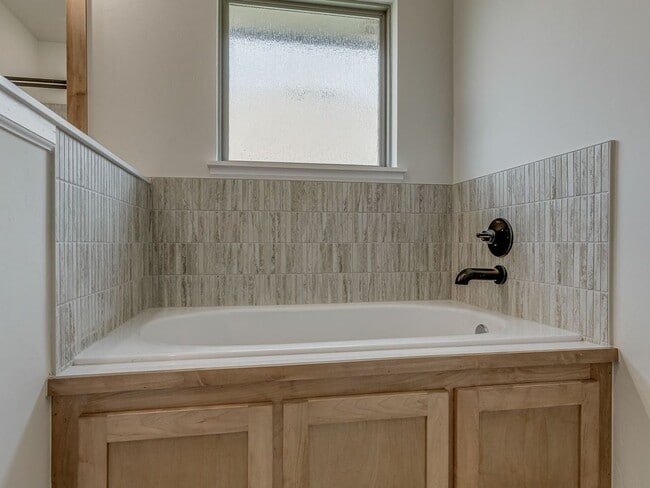 Building Photo - Brand New home In Azalea!