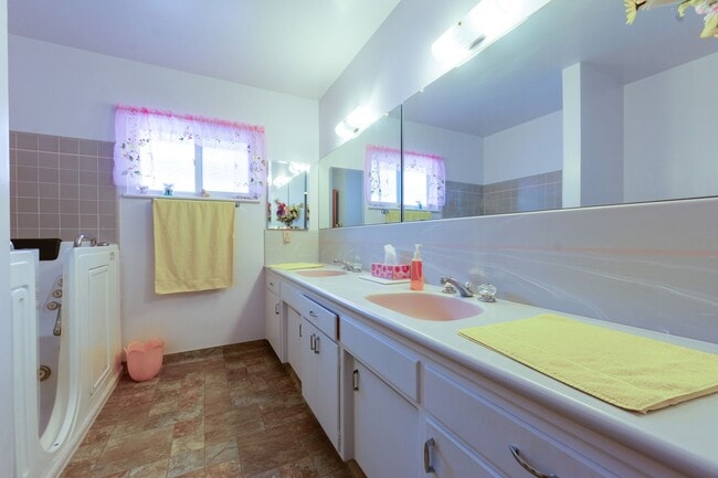 Building Photo - Lovely 3 bedroom Home!