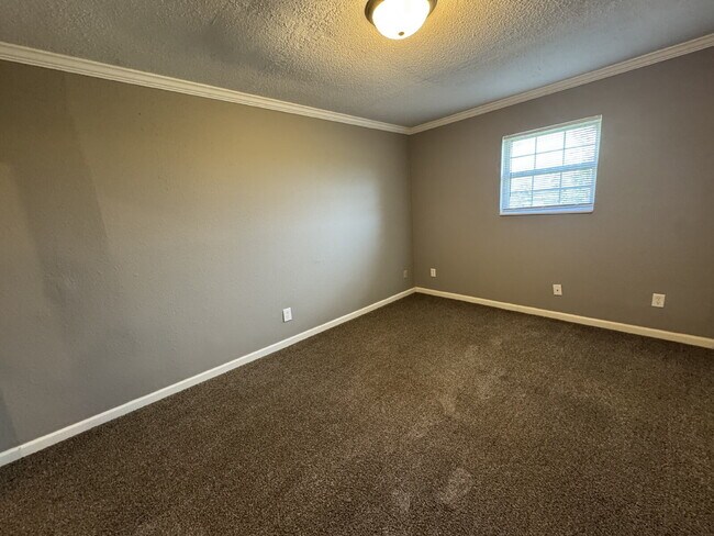 Building Photo - Easy Like Sunday Morning — Comfortable 2 Bed Apartment in Pawnee