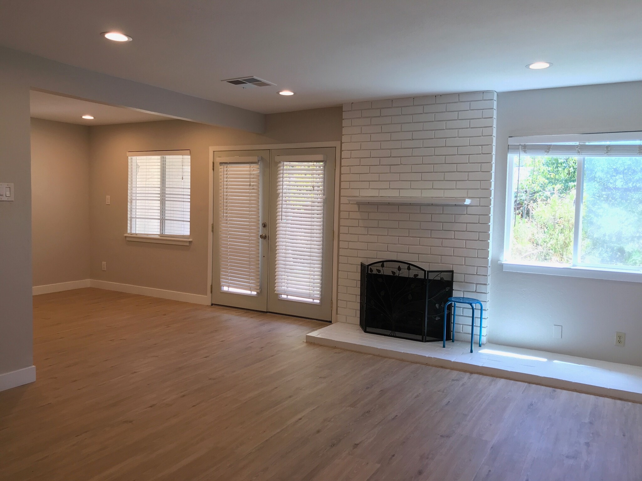 Living Fire Place - 540 Monica Ln