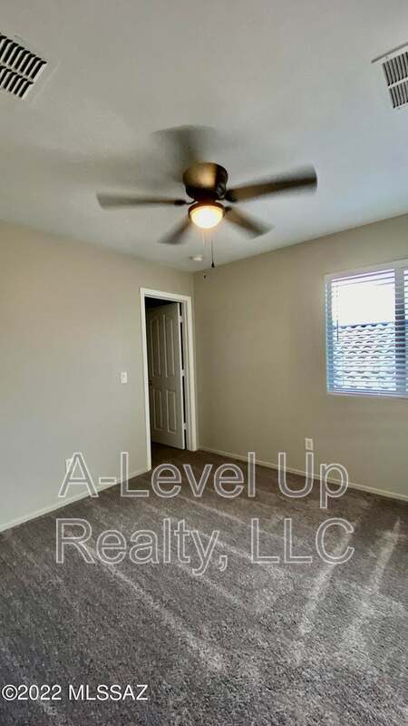 Building Photo - 721 W Flaming Arrow Dr