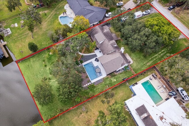 Building Photo - 205 W Bayou Dr