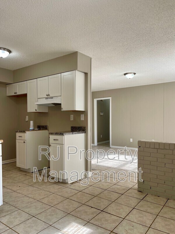 Building Photo - 4211 Lansdowne Dr
