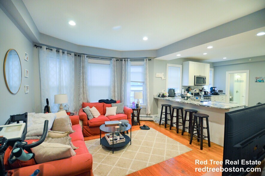 Building Photo - 62 Mapleton St