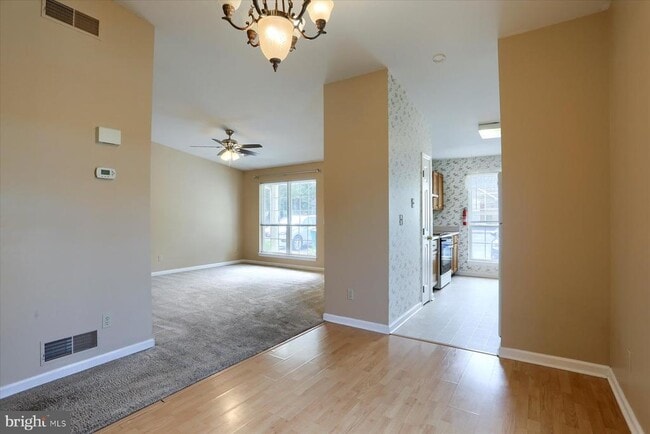 Building Photo - 5 Eastwick Ct