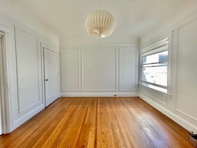 Building Photo - Charming 1 Bedroom Flat with a separate of...