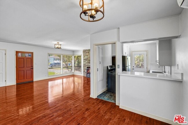 Building Photo - 520 N Beachwood Dr