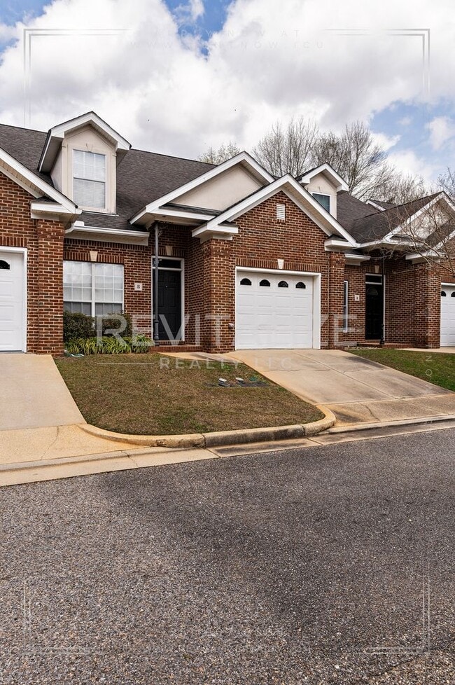 Building Photo - 3 Bed 2.5 Bath Townhome in West Mobile