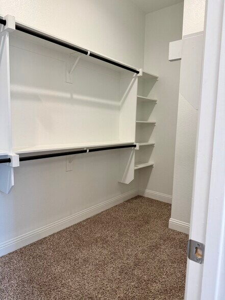 Large walk-in closet - 11516 Lavonia Rd