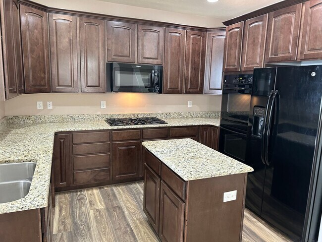 Building Photo - Beautiful 3 Bed 2.5 Bath - 2 Story Home in...