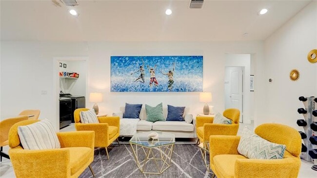 Building Photo - 627 47th St