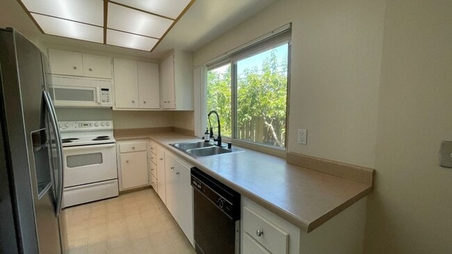 Building Photo - Walnut Creek! Highly desirable Countrywood...