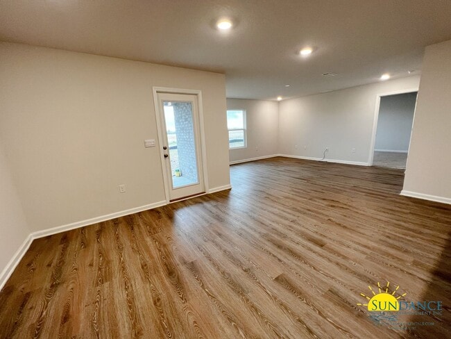 Building Photo - Stunning 4 Bedroom Home in Crestview!