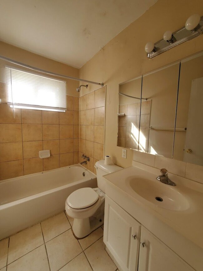 Building Photo - Absolutely Adorable two bedroom is move in...