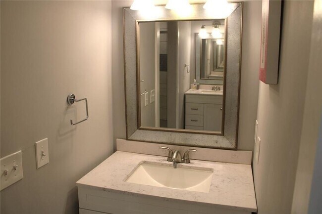 Building Photo - 4495 Kent Rd