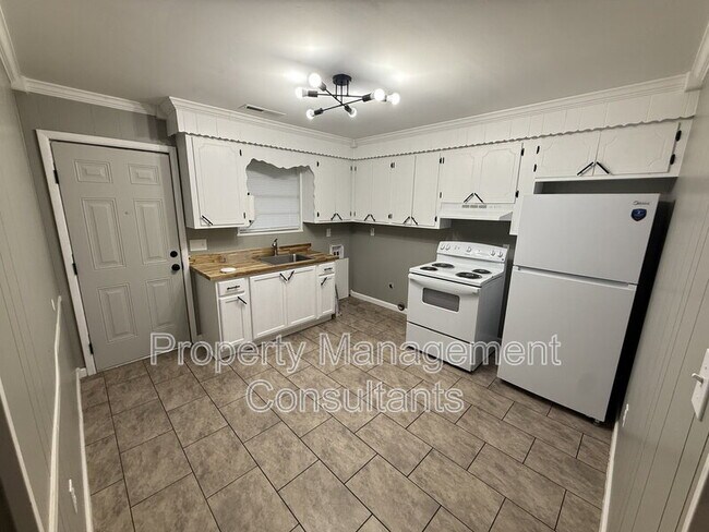 Building Photo - 2800 E 10th Ave