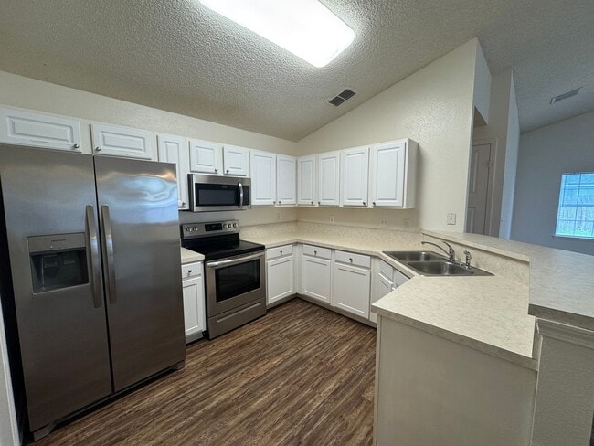 Building Photo - Move In Special 1/2 Off 1st Months Rent! 4...