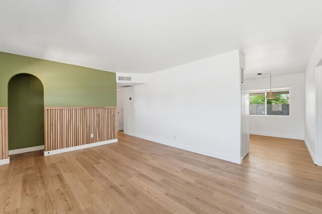 Building Photo - Discover this beautifully renovated 3-bedroom, 2-bath home in Mesa, AZ!