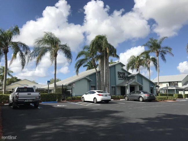 Building Photo - 3 br, 2 bath Townhome - 9087 SW 22nd St Apt A