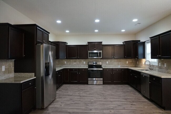Building Photo - 3 Bedroom 2 Full Bathroom w/ Bonus Room located in The Preserves at Tidewater, Sneads Ferry!