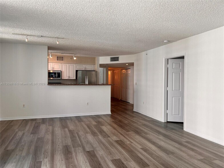 Building Photo - 1155 Brickell Bay Dr