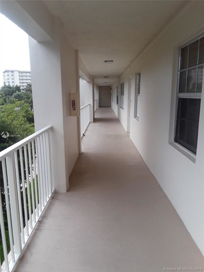 Building Photo - 3499 Oaks Way