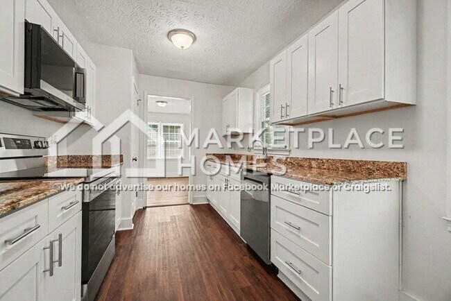 Building Photo - 2801 Palm Dr