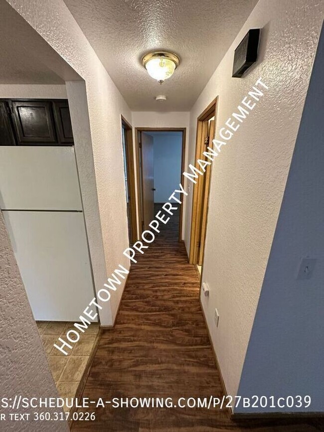 Building Photo - Lower Level 2 BR Apartment with W/S/G  Ava...