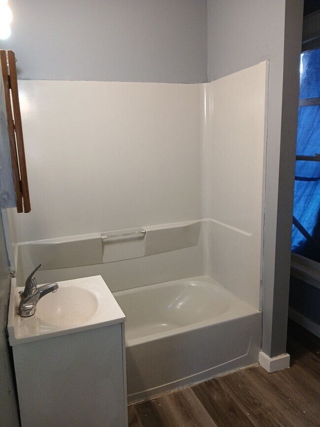 Building Photo - 964 N Court St